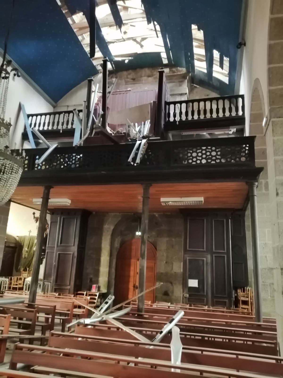 La nef de l'église Saint-Pierre, sa voûte peinte en ciel étoilé et son baldaquin